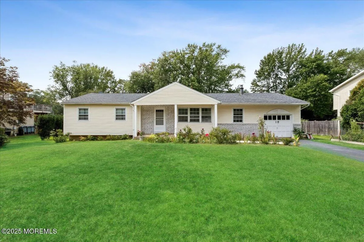 Manalapan, New Jersey 07726, United States, 3 Bedrooms Bedrooms, ,2 BathroomsBathrooms,Residential,Pending,200936