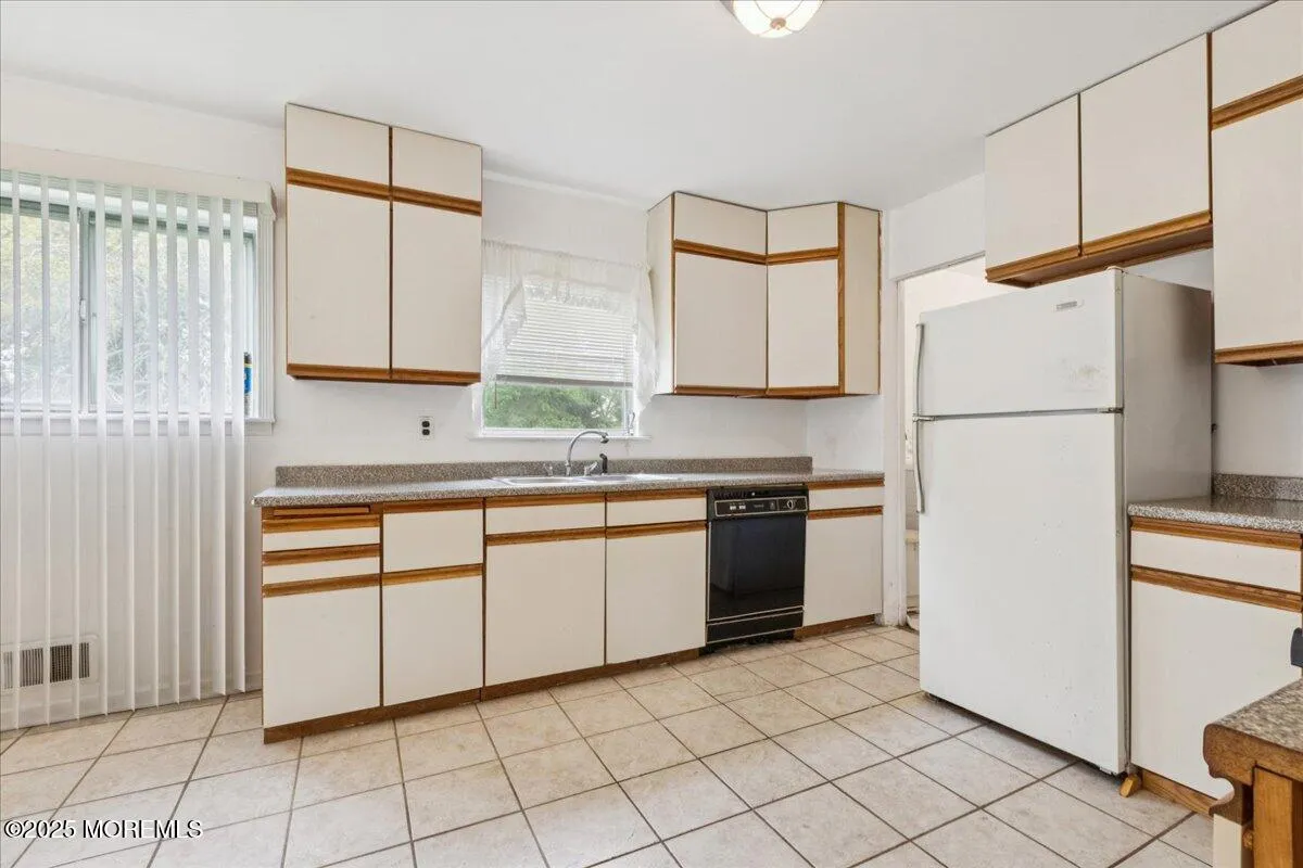 Manalapan, New Jersey 07726, United States, 3 Bedrooms Bedrooms, ,2 BathroomsBathrooms,Residential,Pending,200936