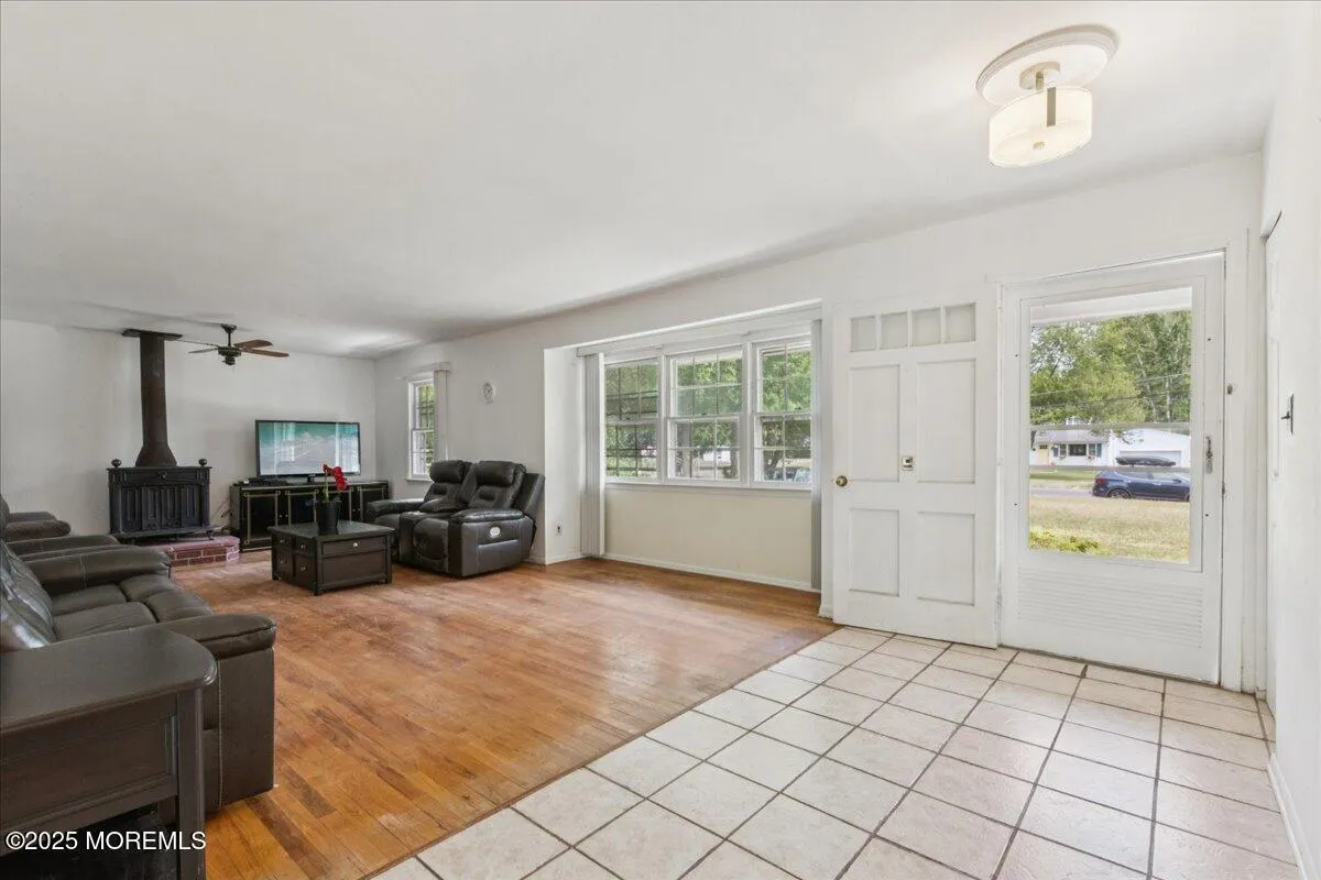 Manalapan, New Jersey 07726, United States, 3 Bedrooms Bedrooms, ,2 BathroomsBathrooms,Residential,Pending,200936