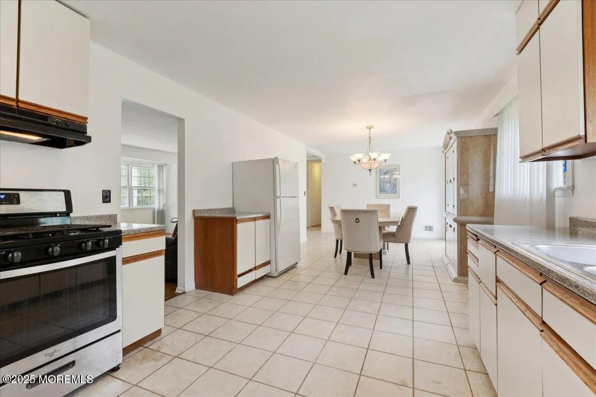 Manalapan, New Jersey 07726, United States, 3 Bedrooms Bedrooms, ,2 BathroomsBathrooms,Residential,Pending,200936