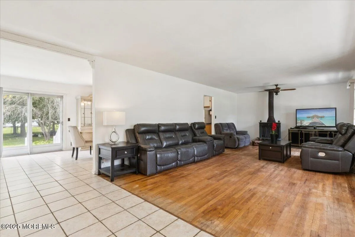 Manalapan, New Jersey 07726, United States, 3 Bedrooms Bedrooms, ,2 BathroomsBathrooms,Residential,Pending,200936