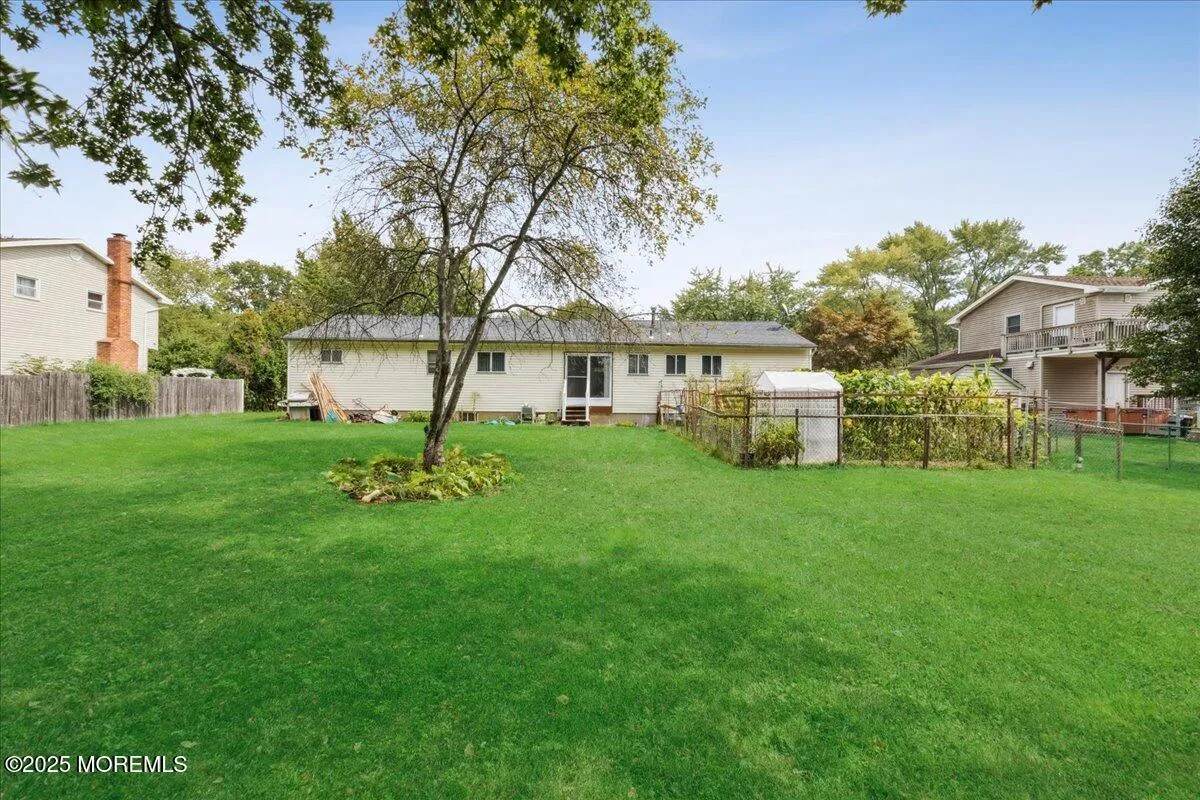 Manalapan, New Jersey 07726, United States, 3 Bedrooms Bedrooms, ,2 BathroomsBathrooms,Residential,Pending,200936