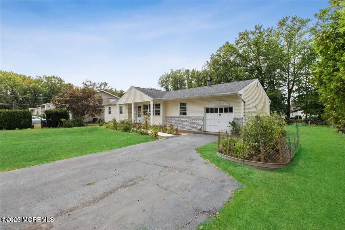 Manalapan, New Jersey 07726, United States, 3 Bedrooms Bedrooms, ,2 BathroomsBathrooms,Residential,Pending,200936