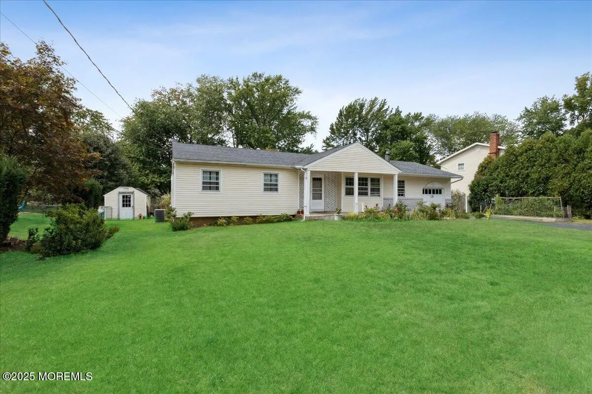 Manalapan, New Jersey 07726, United States, 3 Bedrooms Bedrooms, ,2 BathroomsBathrooms,Residential,Pending,200936