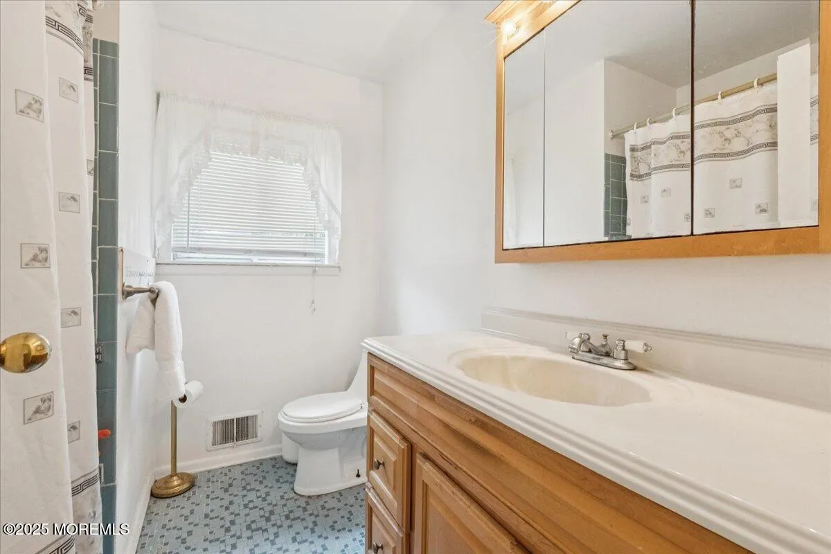 Manalapan, New Jersey 07726, United States, 3 Bedrooms Bedrooms, ,2 BathroomsBathrooms,Residential,Pending,200936