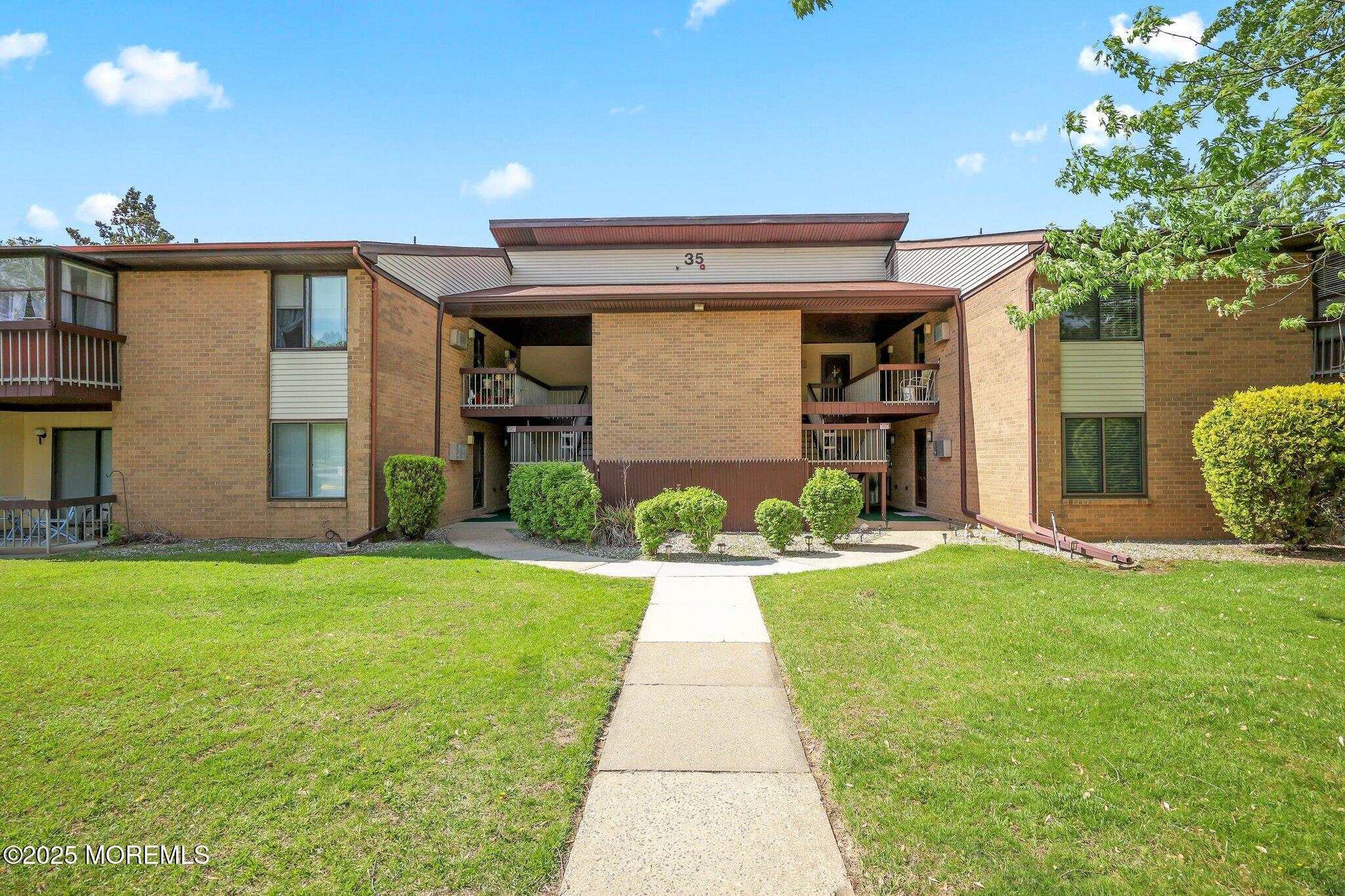 35 Amberly Drive #E, Manalapan, New Jersey image 1