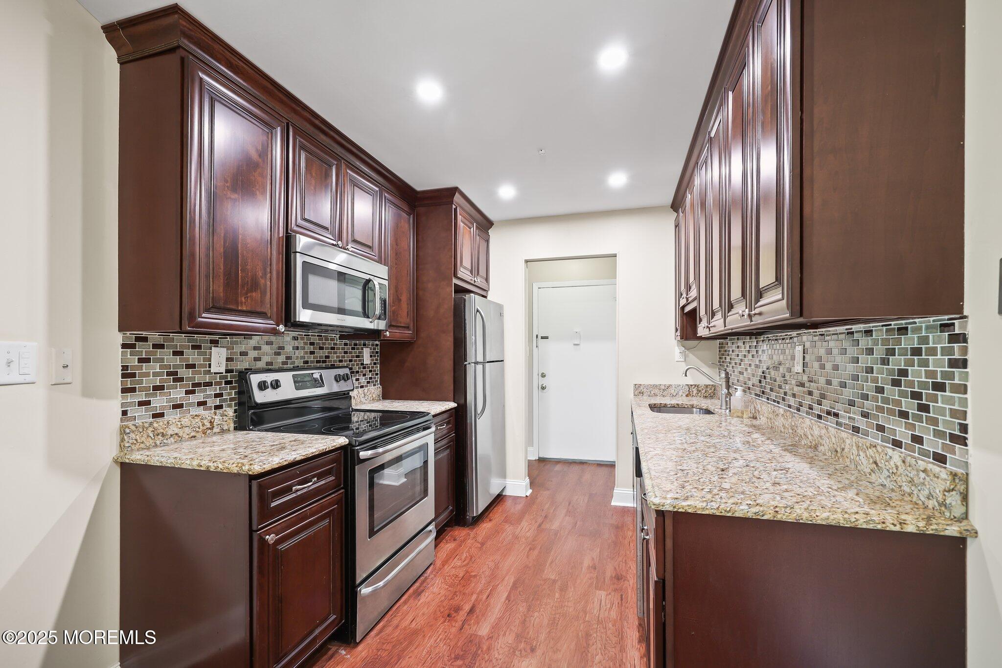 35 Amberly Drive #E, Manalapan, New Jersey image 9