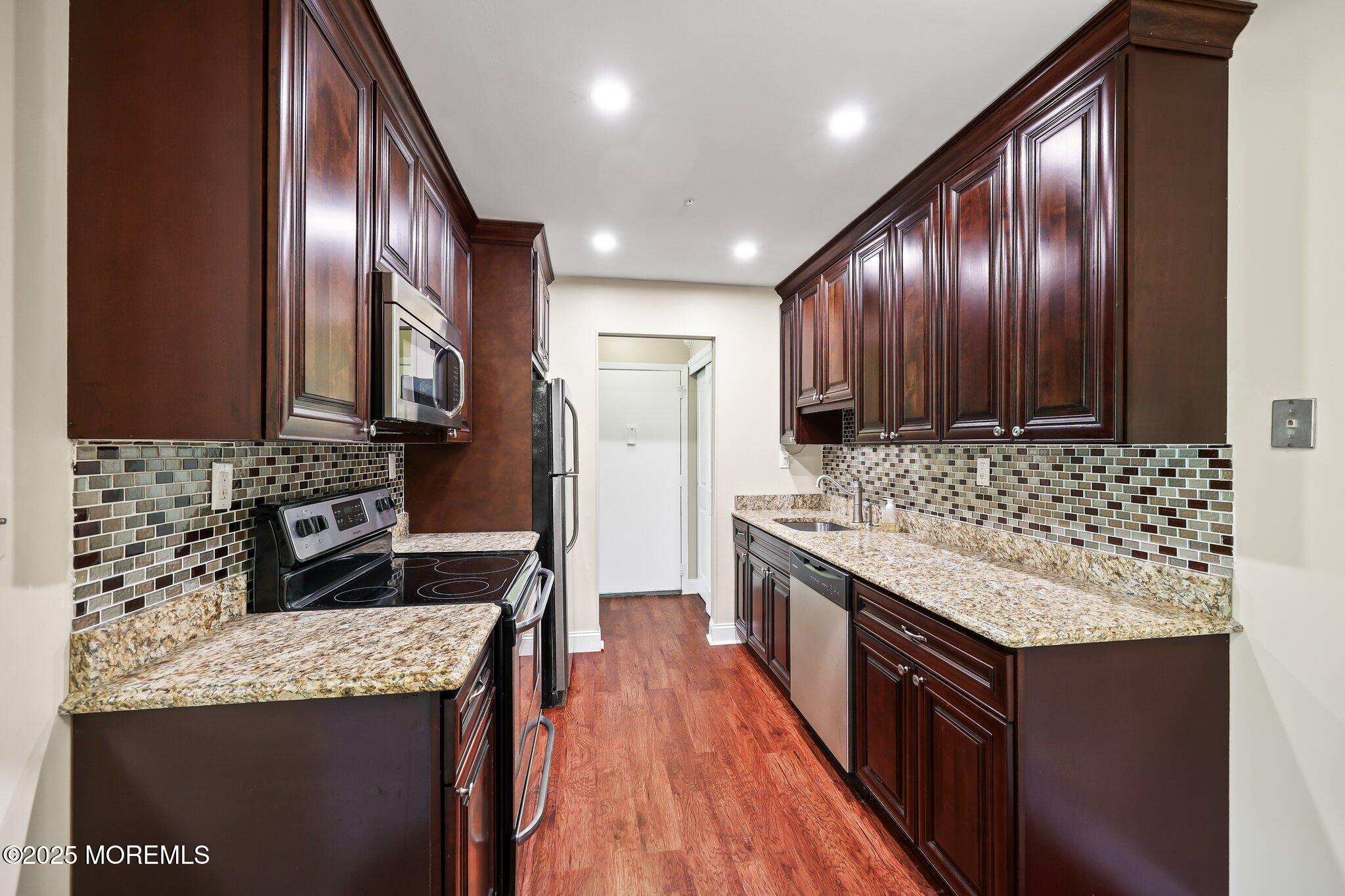 35 Amberly Drive #E, Manalapan, New Jersey image 8