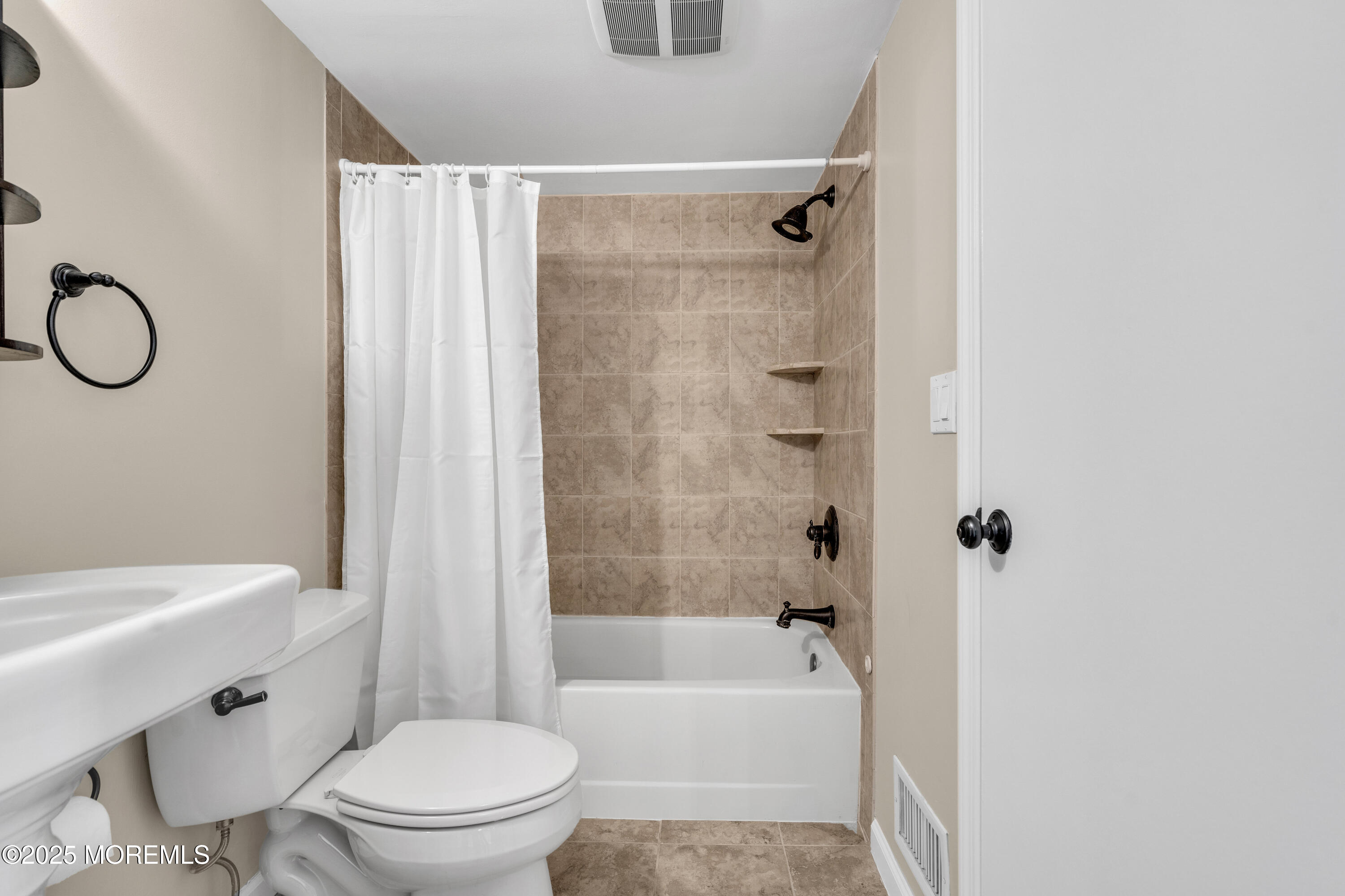 370 Mayfair Place, Morganville, New Jersey image 32