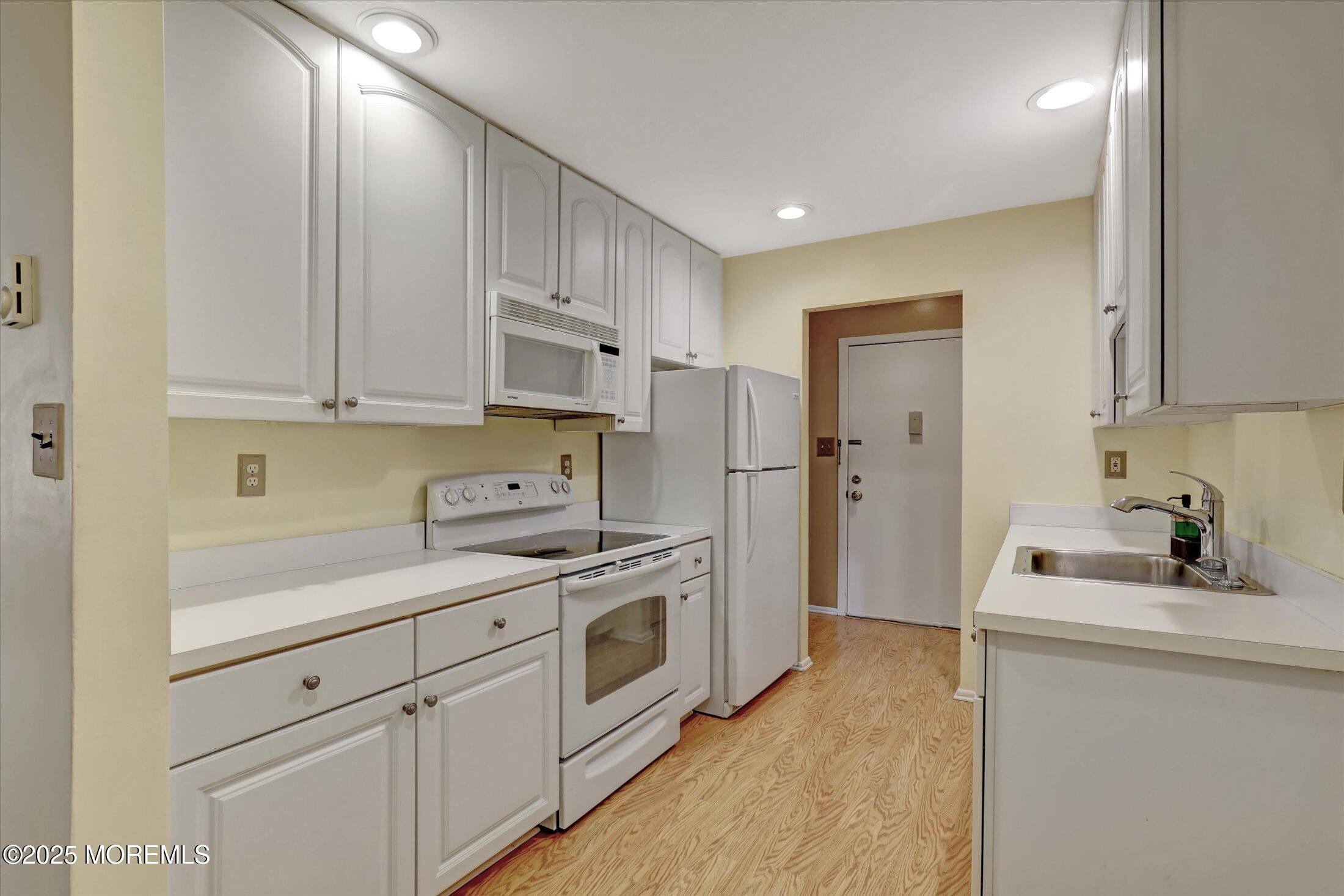 162 Cross Slope Court #B, Manalapan, New Jersey image 12