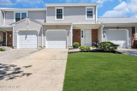 Townhouse For Rent - 86 Holly Drive<br/> Eatontown, NJ 07724