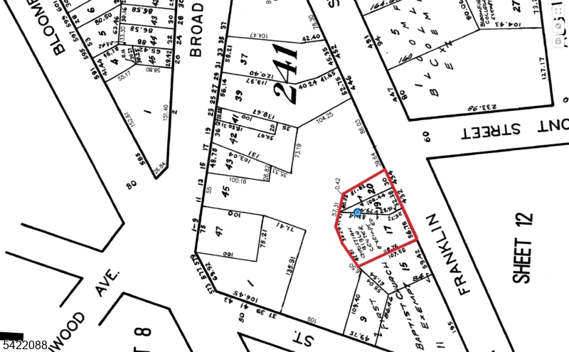 Main image without alt text