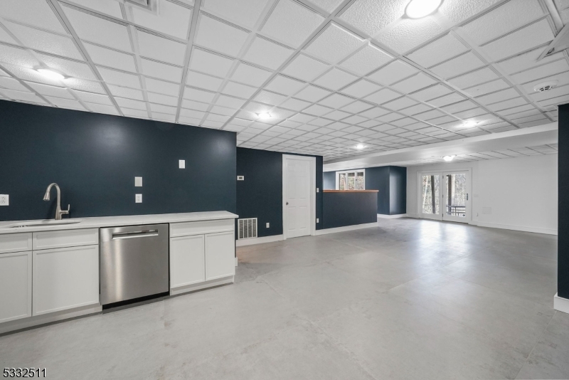 Mills Reservation/Hawkwatch - Residential