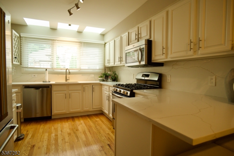 West Orange Twp., New Jersey 07052, United States, 3 Bedrooms Bedrooms, ,3 BathroomsBathrooms,Residential,Pending,159141