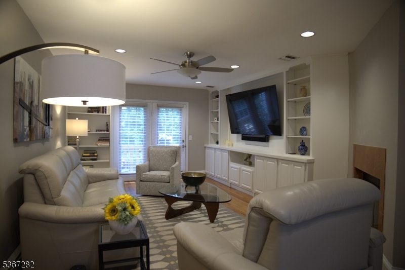 West Orange Twp., New Jersey 07052, United States, 3 Bedrooms Bedrooms, ,3 BathroomsBathrooms,Residential,Pending,159141