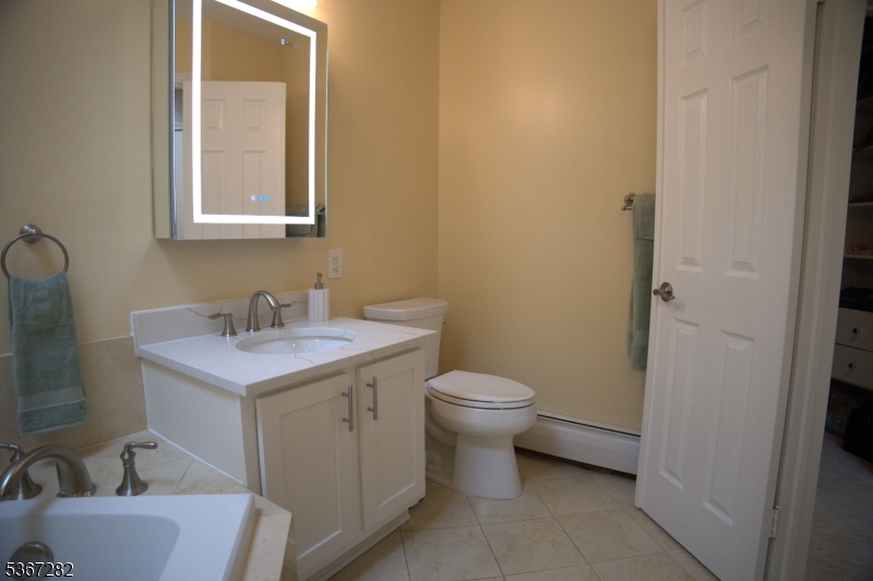 West Orange Twp., New Jersey 07052, United States, 3 Bedrooms Bedrooms, ,3 BathroomsBathrooms,Residential,Pending,159141