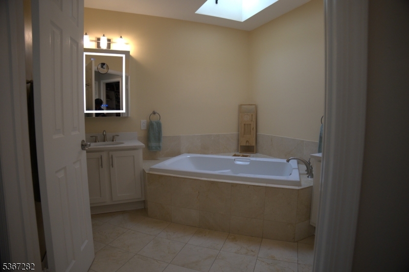 West Orange Twp., New Jersey 07052, United States, 3 Bedrooms Bedrooms, ,3 BathroomsBathrooms,Residential,Pending,159141