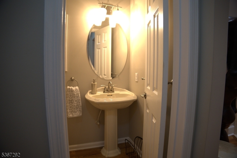 West Orange Twp., New Jersey 07052, United States, 3 Bedrooms Bedrooms, ,3 BathroomsBathrooms,Residential,Pending,159141