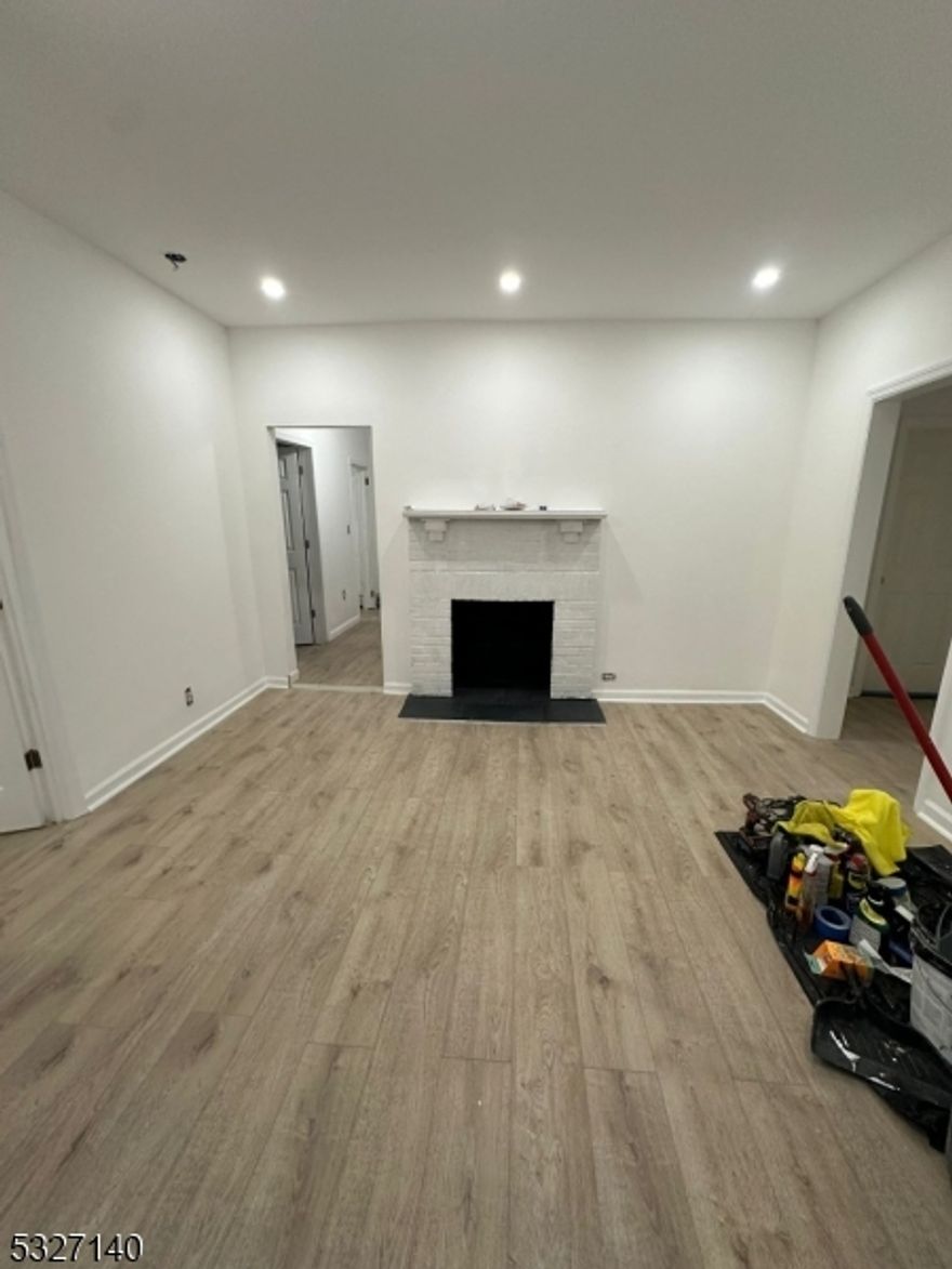 3 bedroom 1 bathroom modern,spacious first floor apartmnt with a shared backyard