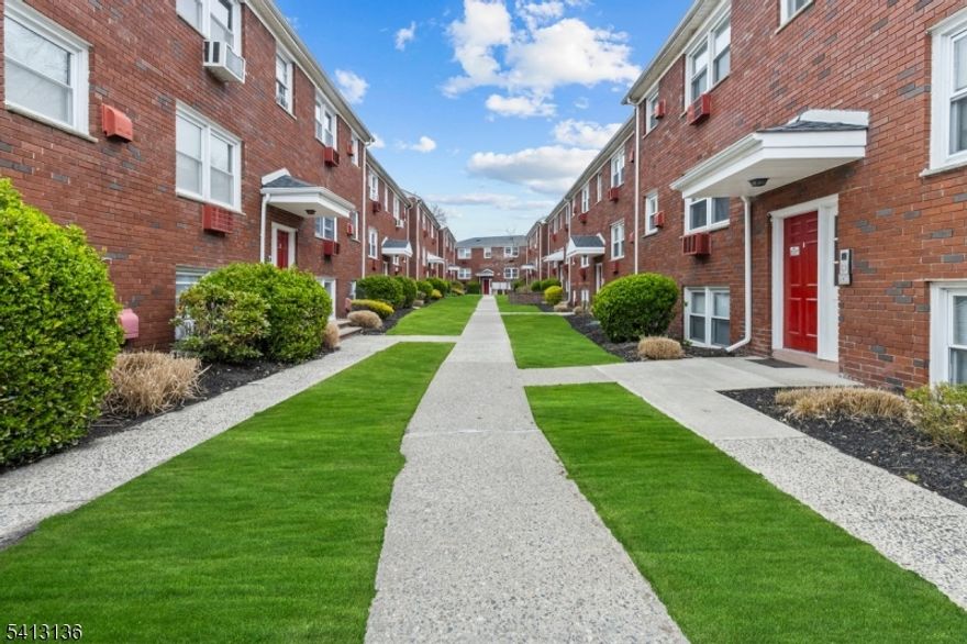 Nice Condo. Great Location. Close to Golf Course, Schools, Shopping, Highways, and New York City Transportation. Hardwood Floors. Heat and Hot Water are included in the monthly Maintenance. Parking Space included.