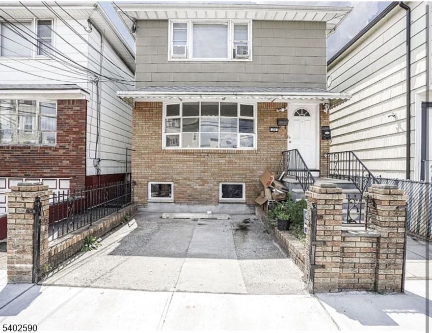 Legal Basement Studio apartment that consists of a kitchen and a full bathroom in the unit. In house coin laundry in the house. Close to transportation, restaurants and entertainment. Available Immediate to rent.