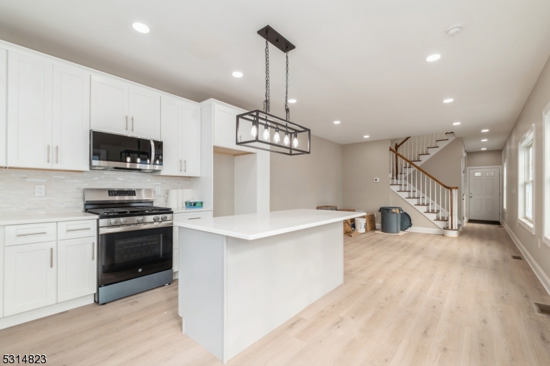 Somerville Boro, New Jersey 08876, United States, 3 Bedrooms Bedrooms, ,3 BathroomsBathrooms,Residential,Pending,41493