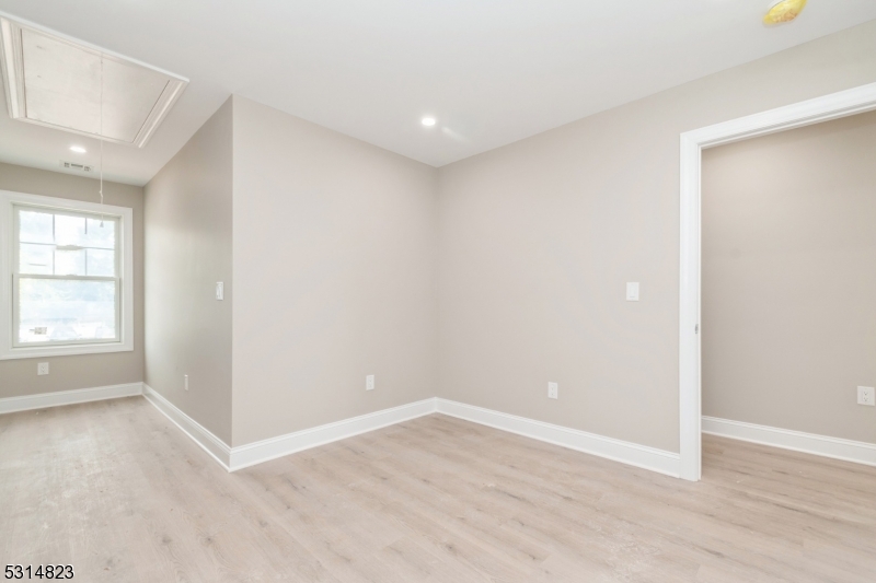 Somerville Boro, New Jersey 08876, United States, 3 Bedrooms Bedrooms, ,3 BathroomsBathrooms,Residential,Pending,41493