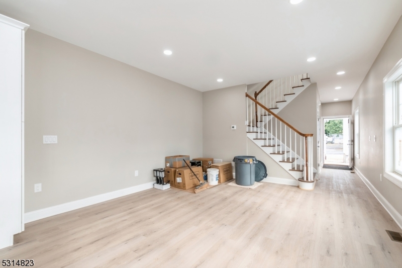 Somerville Boro, New Jersey 08876, United States, 3 Bedrooms Bedrooms, ,3 BathroomsBathrooms,Residential,Pending,41493