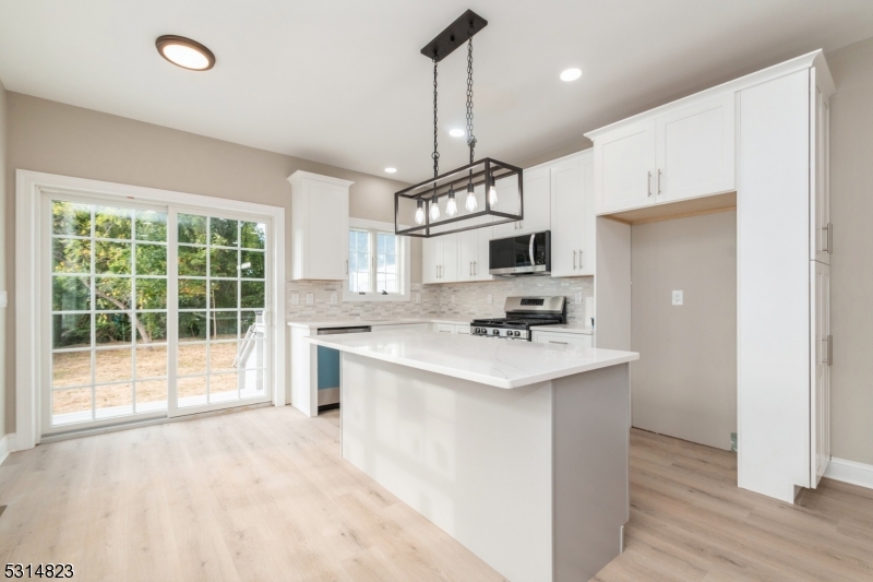 Somerville Boro, New Jersey 08876, United States, 3 Bedrooms Bedrooms, ,3 BathroomsBathrooms,Residential,Pending,41493