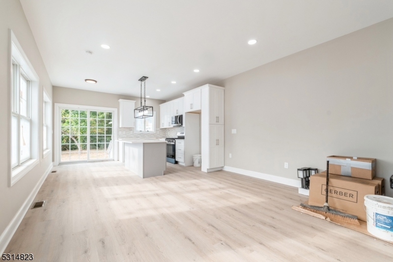 Somerville Boro, New Jersey 08876, United States, 3 Bedrooms Bedrooms, ,3 BathroomsBathrooms,Residential,Pending,41493