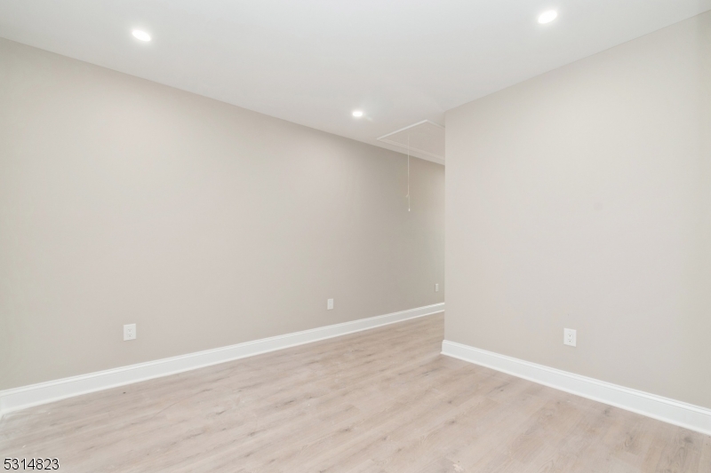 Somerville Boro, New Jersey 08876, United States, 3 Bedrooms Bedrooms, ,3 BathroomsBathrooms,Residential,Pending,41493