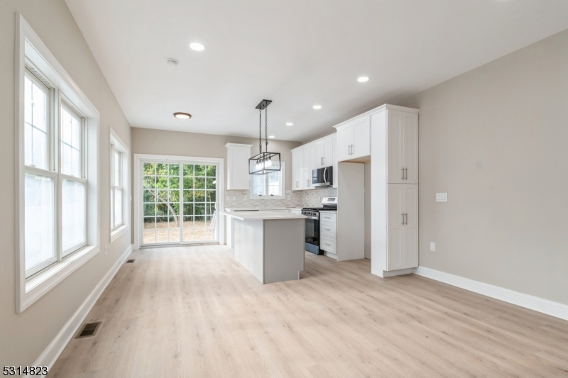 Somerville Boro, New Jersey 08876, United States, 3 Bedrooms Bedrooms, ,3 BathroomsBathrooms,Residential,Pending,41493