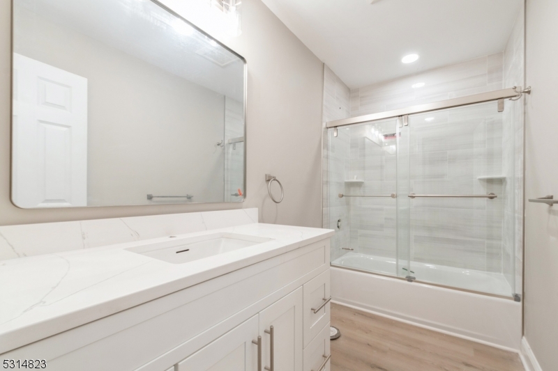 Somerville Boro, New Jersey 08876, United States, 3 Bedrooms Bedrooms, ,3 BathroomsBathrooms,Residential,Pending,41493