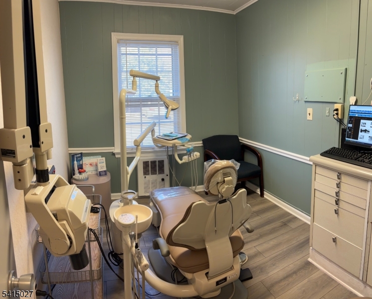 DOCTOR'S ROW - Commercial Lease