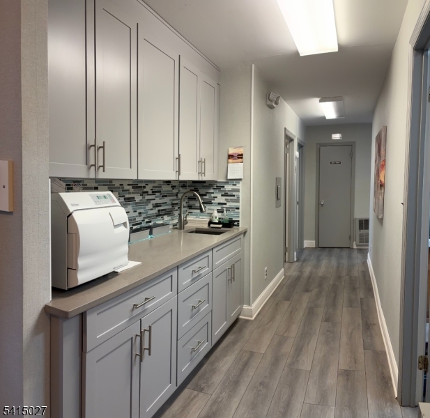 DOCTOR'S ROW - Commercial Lease