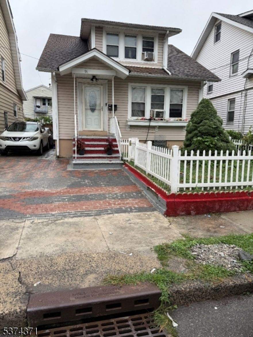 NICE LOOKING SINGLE FAMILY. THE PURCHASE PRICE IS NEGOTIABLE. BRING YOUR OFFER.