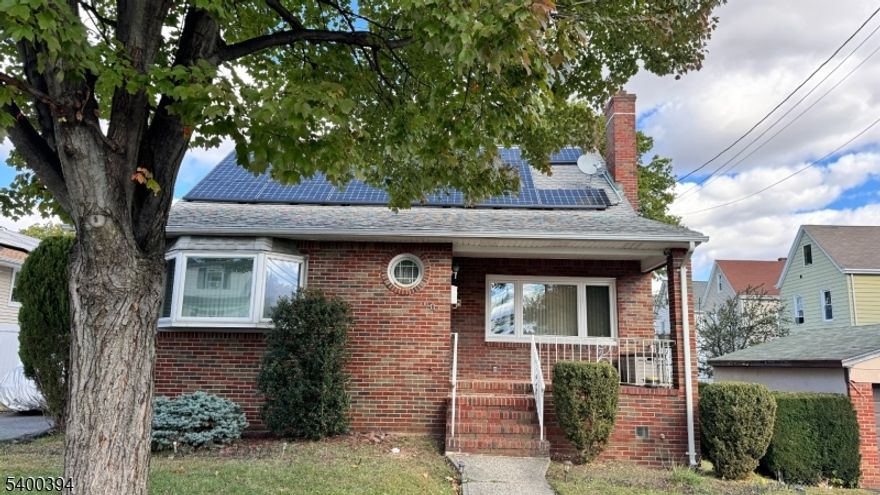 Beautifull 3 Bedroom apartment, ready for your enjoyment great size and  ALL UTILITIES INCLUDED  This is a must see!!! on a quiet St and close to all main highways, Tenant shovels the snow in front of the house and take out their own trash.