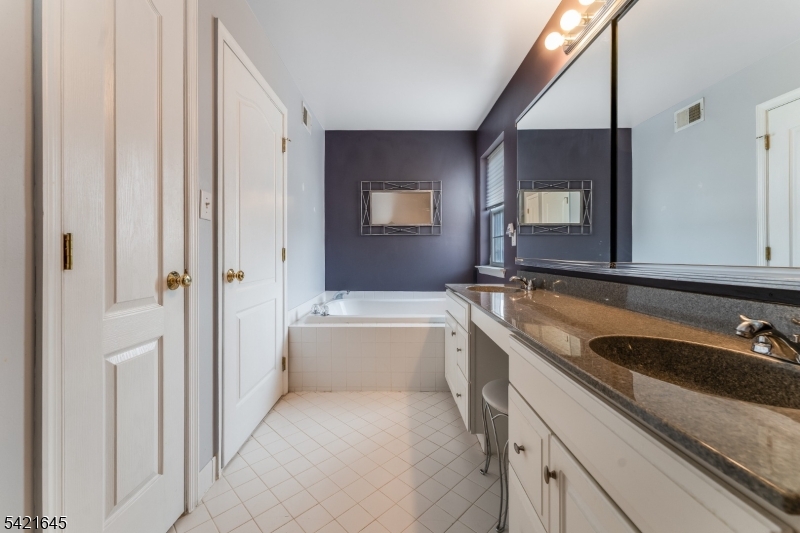 GRENWICH CHASE - Residential