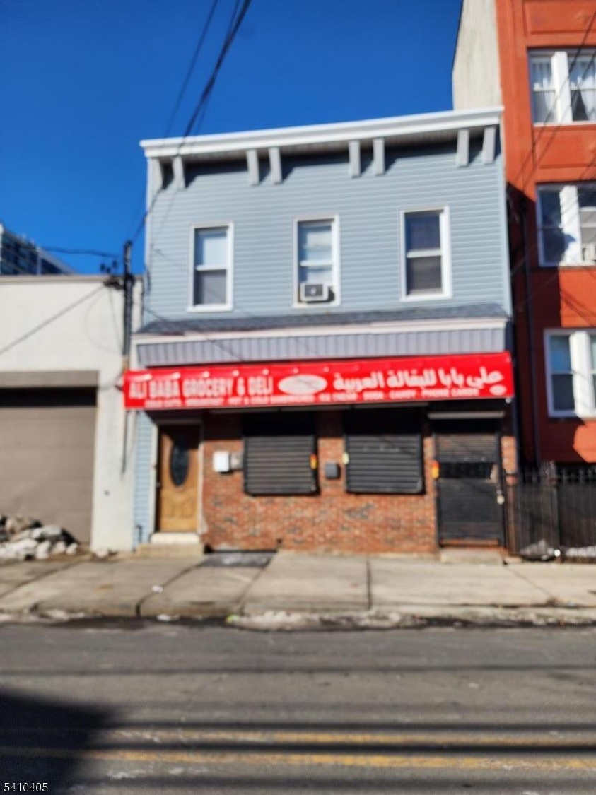 Main image without alt text