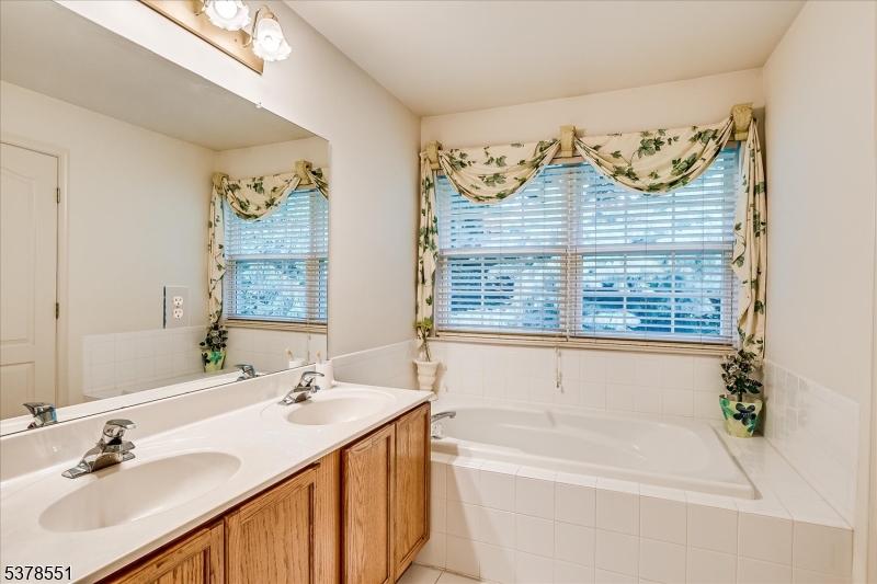 South Plainfield Boro, New Jersey 07080, United States, 2 Bedrooms Bedrooms, ,3 BathroomsBathrooms,Residential,Active,191599