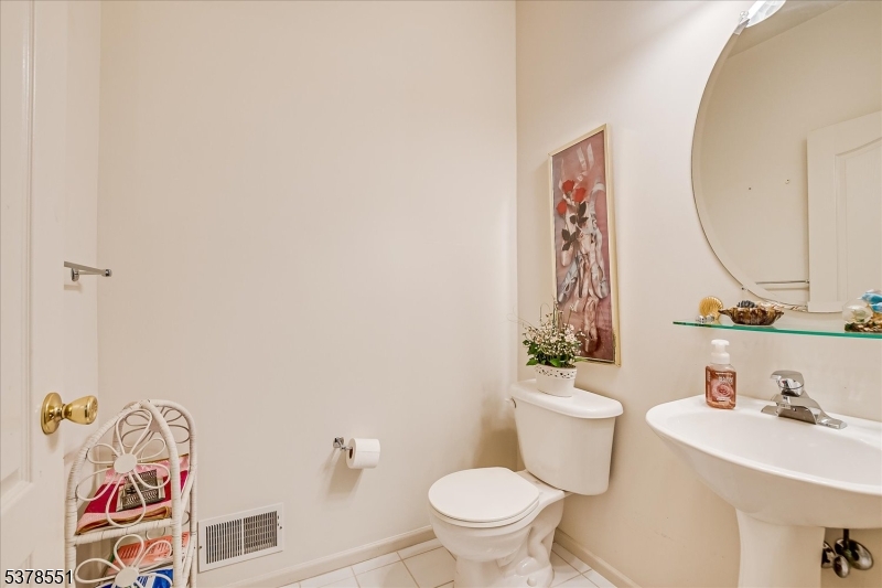 South Plainfield Boro, New Jersey 07080, United States, 2 Bedrooms Bedrooms, ,3 BathroomsBathrooms,Residential,Active,191599