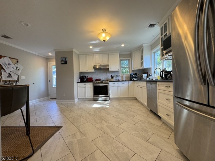 Beautiful 3 Bedroom home with 2.5 baths. Kitchen has granite counters and stainless steel appliances. One car garage.  Great residential neighborhood. Tenant is responsible for $ 150 of each repair.