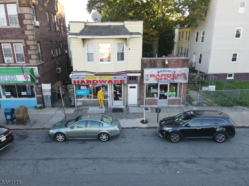 Main image without alt text