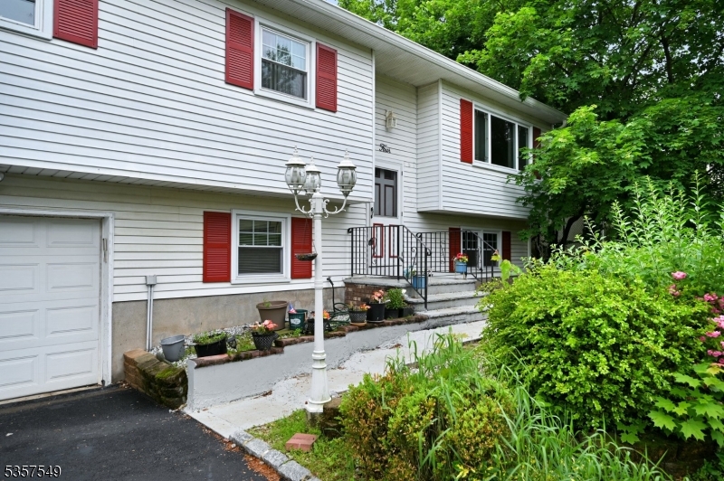 4 Maureen Ct