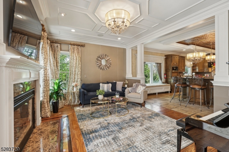 RIKER HILL - Residential