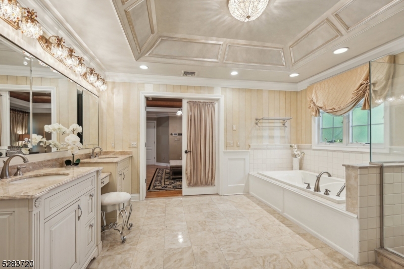 RIKER HILL - Residential