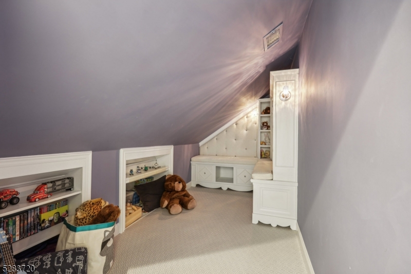 RIKER HILL - Residential