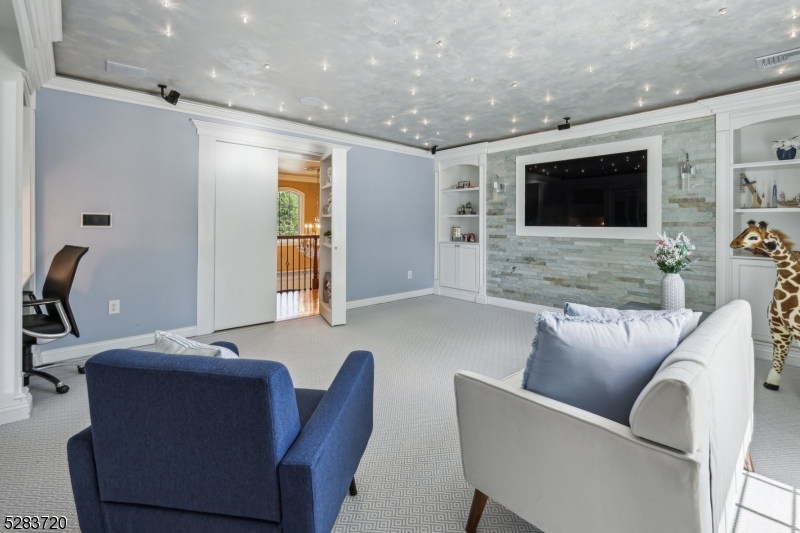 RIKER HILL - Residential