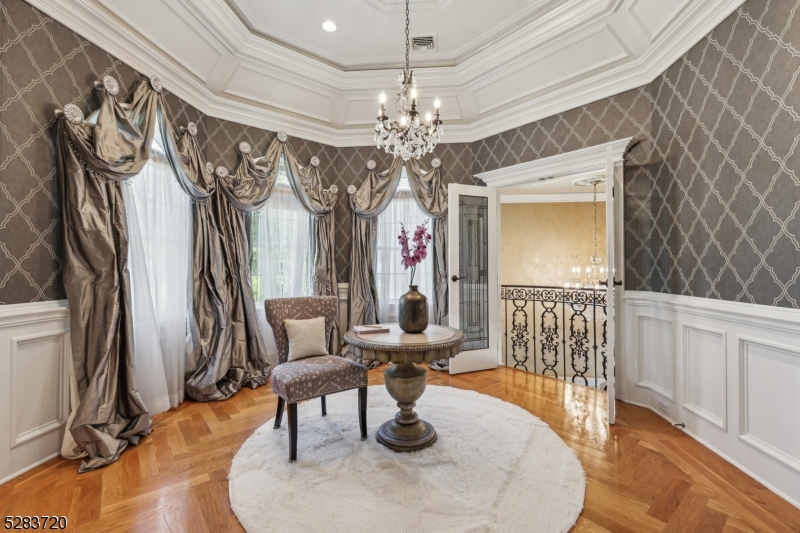 RIKER HILL - Residential