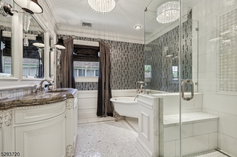 RIKER HILL - Residential